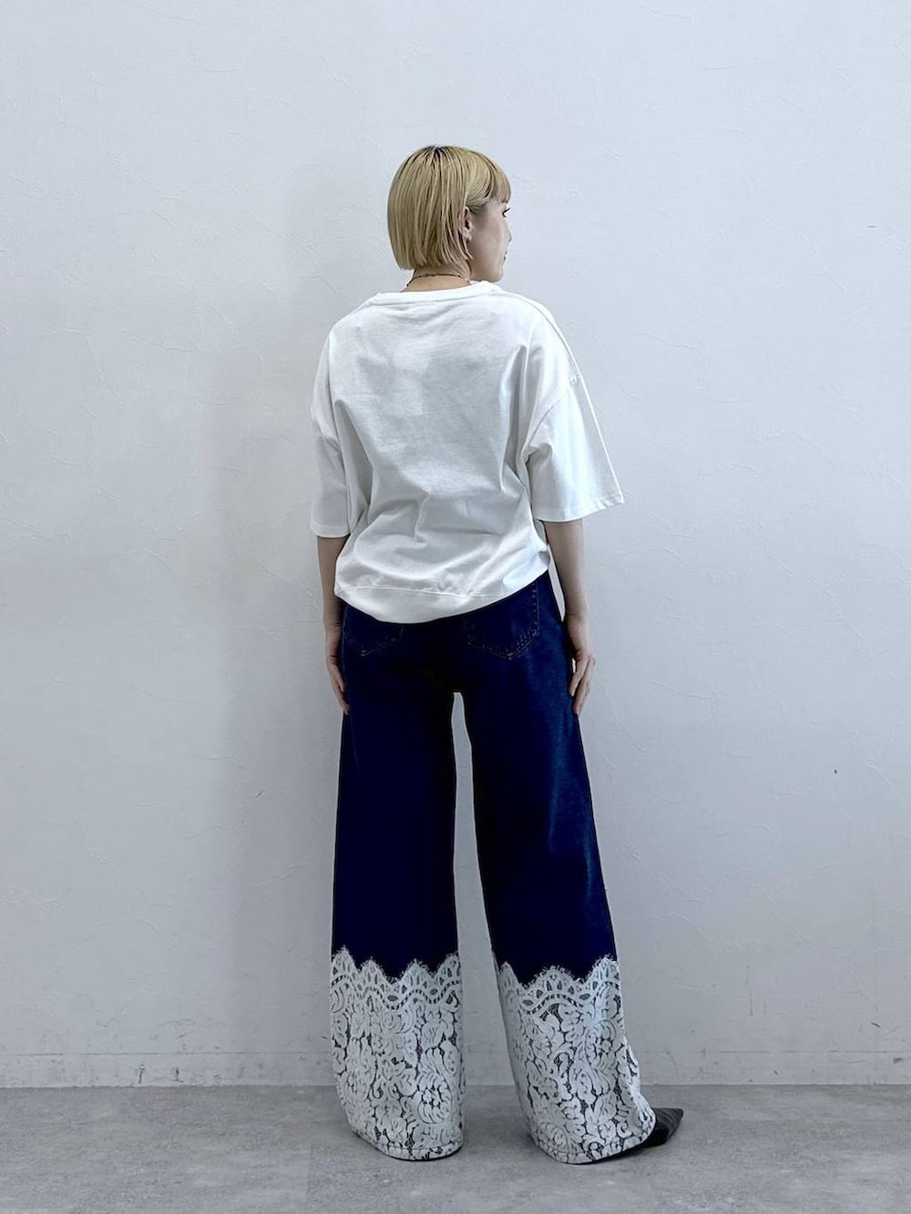 ホワイト系のTシャツ/カットソー、ブルー系のデニムパンツを着用したレディースの春コーディネートの5枚目の写真