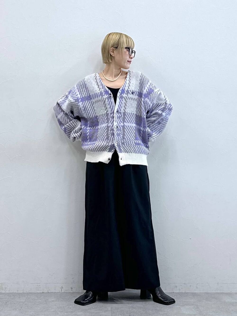 ブラック系のテーラードジャケット、その他のニット/セーター、グレー系のメガネを着用したレディースの秋コーディネートの3枚目の写真