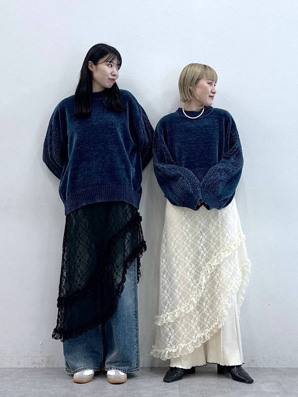 ブルー系のニット/セーター、ブルー系のデニムパンツ、ブルー系のTシャツ/カットソーを着用したレディースの夏コーディネートの4枚目の写真