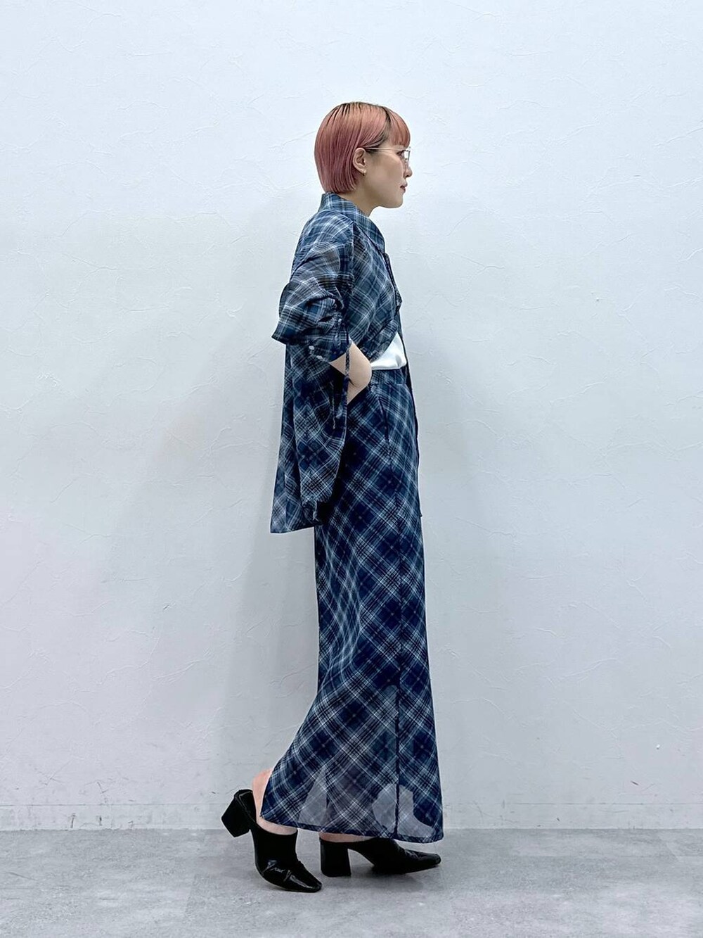 ブルー系のスカート、ブルー系のシャツ/ブラウスを着用したレディースの春コーディネートの5枚目の写真