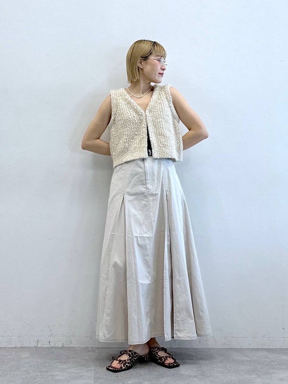 「RAGEBLUEのボックスプリーツチノスカート（スカート、ホワイト系）」を使った、たけおさん（レディース・157cm）の夏コーディネートの3枚目の写真