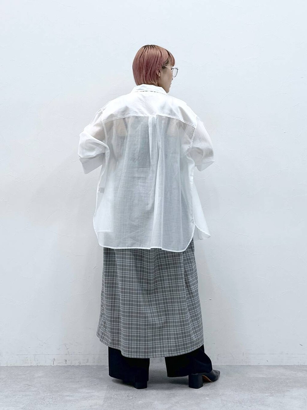 ホワイト系のシャツ/ブラウス、グレー系のワンピース、ブラック系のスラックスを着用したレディースの春コーディネートの6枚目の写真