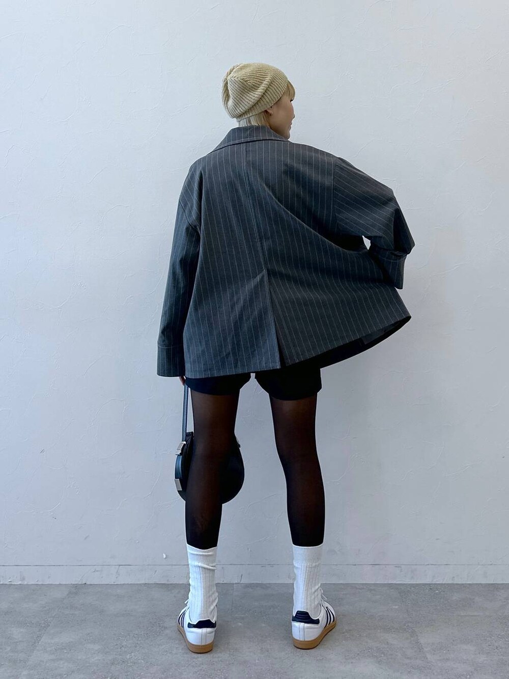 ブラック系のその他パンツ、ブラック系のTシャツ/カットソー、ベージュ系のハンチング/ベレー帽を着用したレディースの冬コーディネートの4枚目の写真