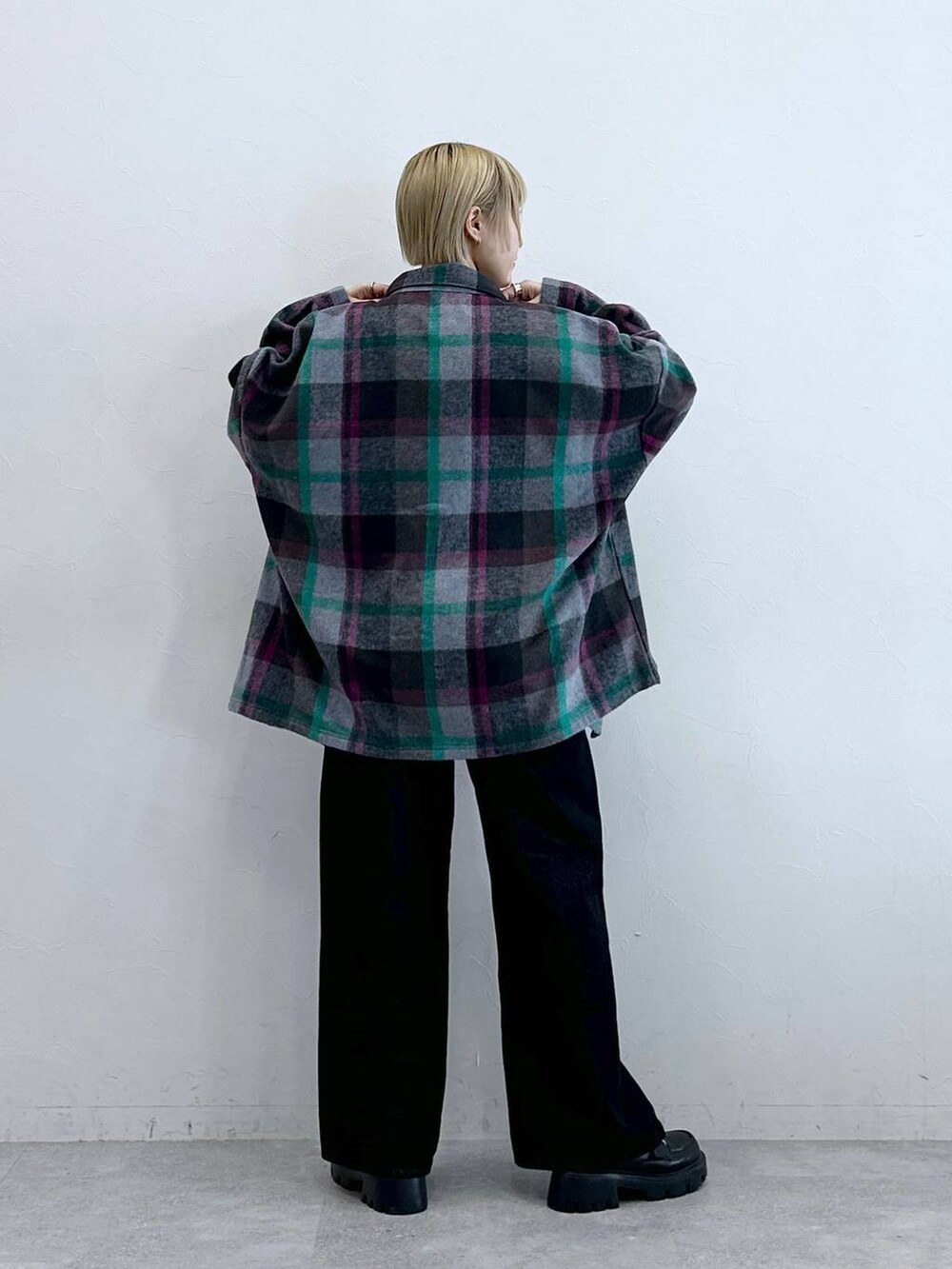 ブラック系のデニムパンツ、その他のローファー、グレー系のシャツ/ブラウスを着用したレディースの秋コーディネートの5枚目の写真