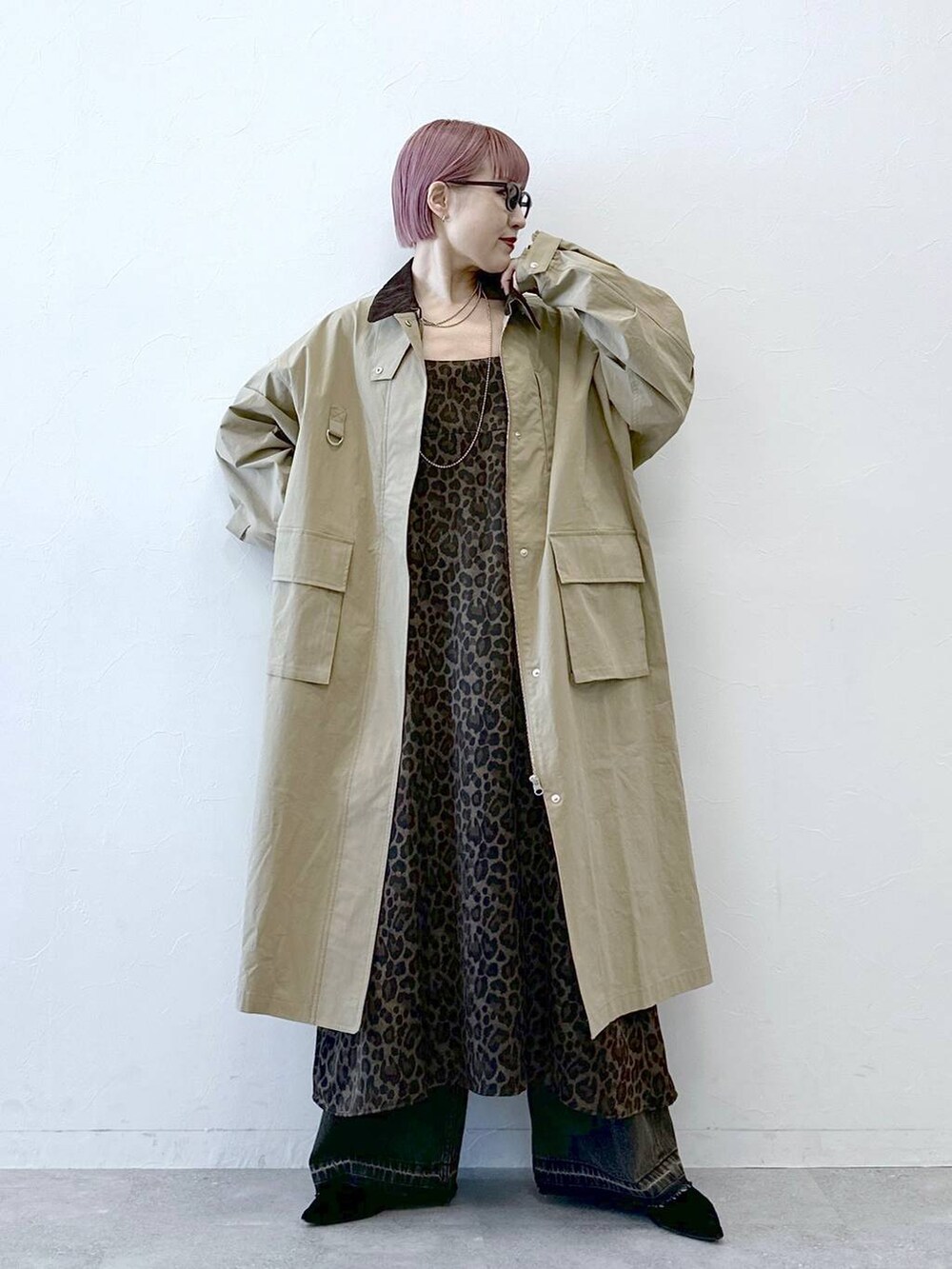 ベージュ系のステンカラーコート、ブラウン系のワンピースを着用したレディースの冬コーディネートの5枚目の写真