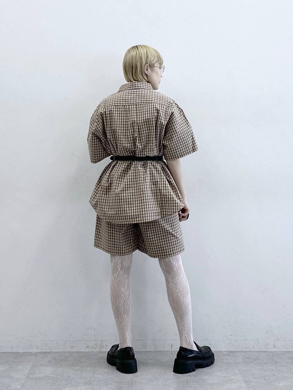 ブラック系のローファー、ベージュ系のその他パンツ、ベージュ系のシャツ/ブラウスを着用したレディースの春コーディネートの6枚目の写真
