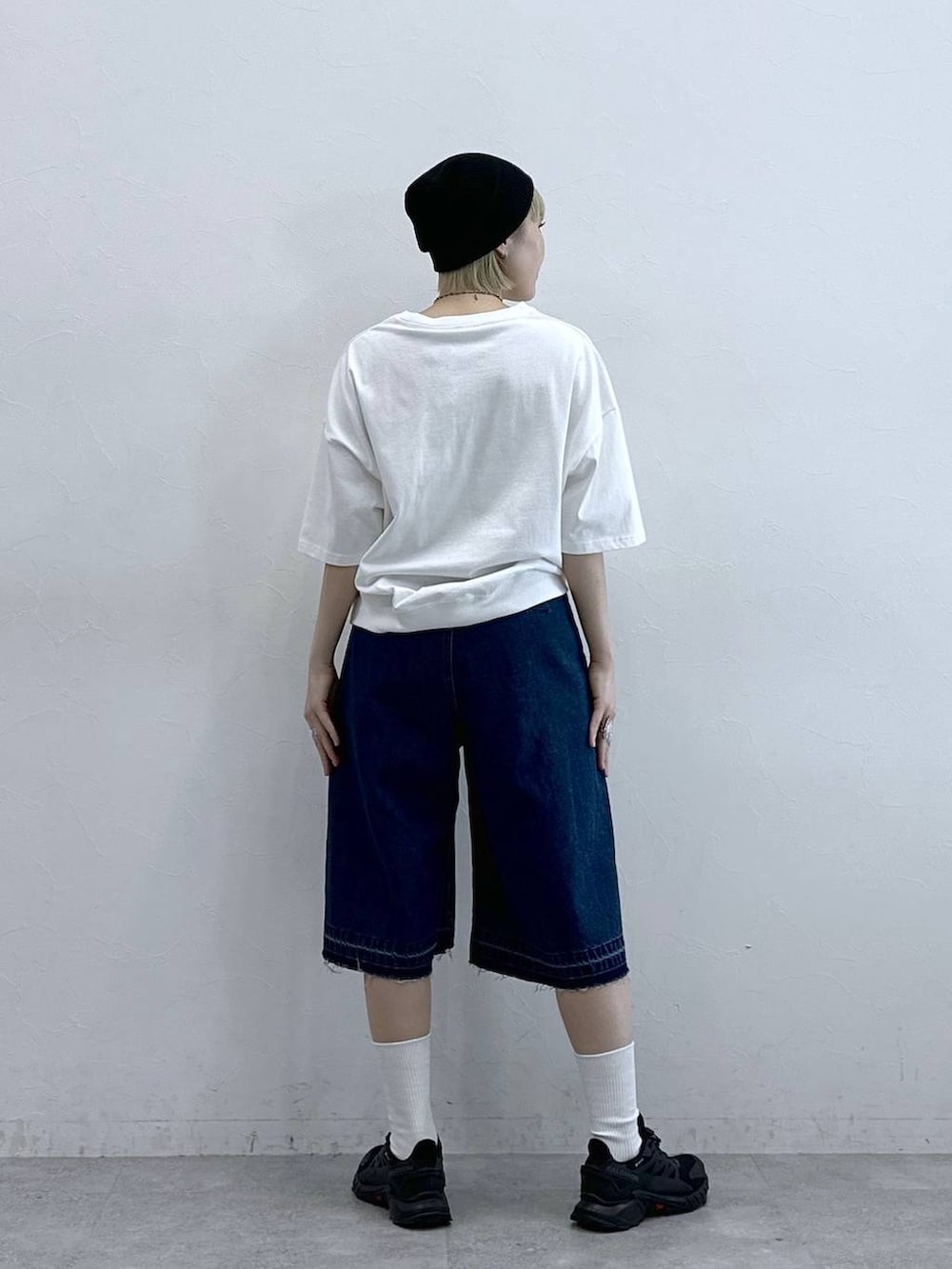 ブルー系のデニムパンツ、ホワイト系のTシャツ/カットソー、ブラック系のニットキャップ/ビーニーを着用したレディースの夏コーディネートの6枚目の写真