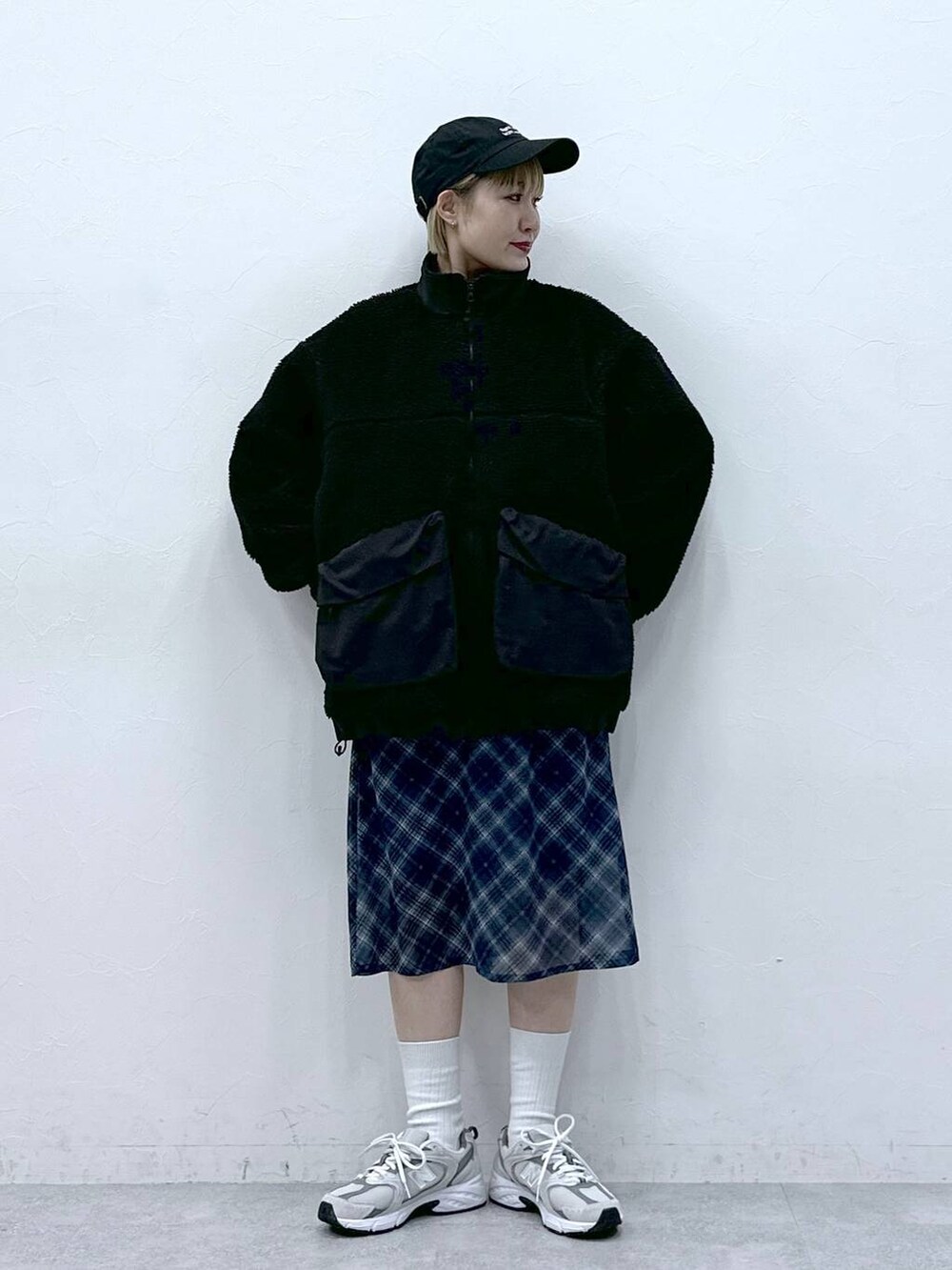 ブラック系のブルゾン、ブラック系のキャップを着用したレディースの冬コーディネートの2枚目の写真