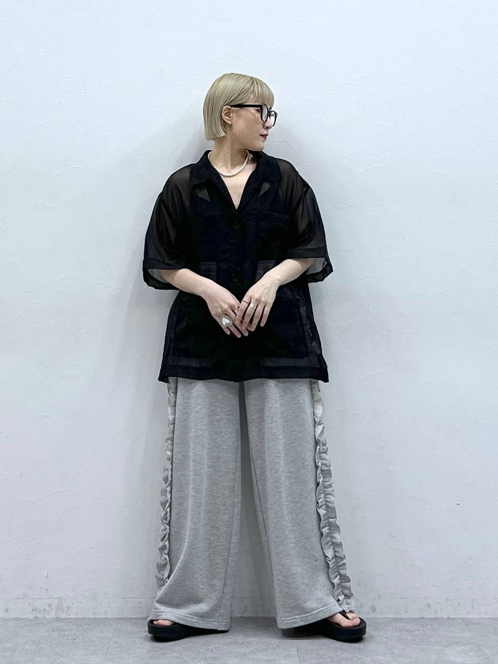 「RAGEBLUEのサイドフリル/ラメスウェットワイドパンツ（スウェットパンツ、グレー系）」を使った、たけおさん（レディース・157cm）の夏コーディネートの3枚目の写真