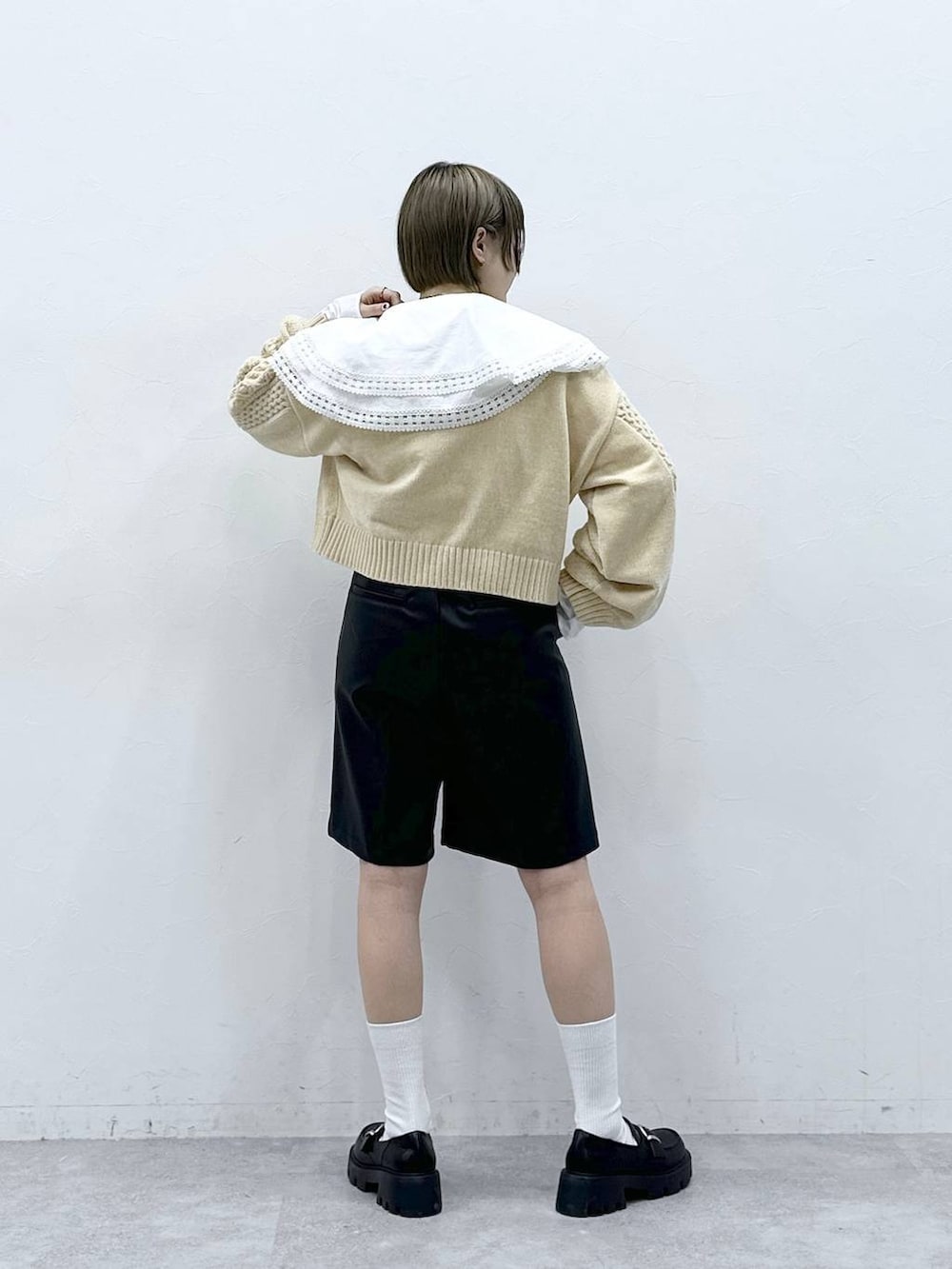 ホワイト系のニット/セーター、その他のローファー、ホワイト系のシャツ/ブラウスを着用したレディースの冬コーディネートの6枚目の写真