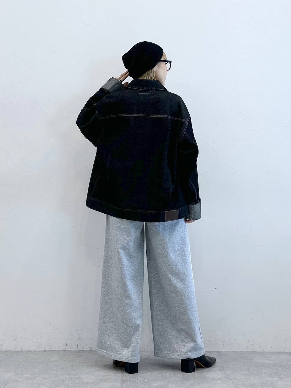 ブラック系のデニムジャケット、グレー系のスウェットパンツ、ブラック系のニットキャップ/ビーニーを着用したレディースの夏コーディネートの6枚目の写真