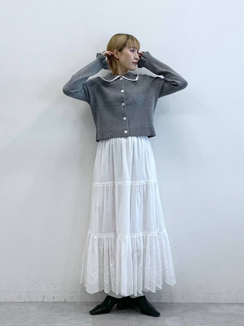 「RAGEBLUEのクロシェカラーショートニットカーディガン（ニット/セーター、グレー系）」を使った、たけおさん（レディース・157cm）の夏コーディネートの3枚目の写真