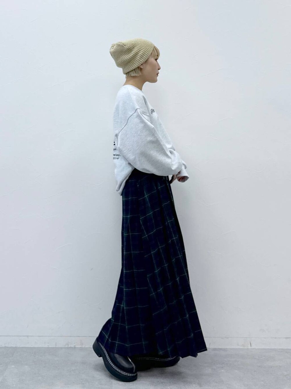 ブラック系のローファー、グレー系のスウェット、ベージュ系のハンチング/ベレー帽を着用したレディースの冬コーディネートの3枚目の写真