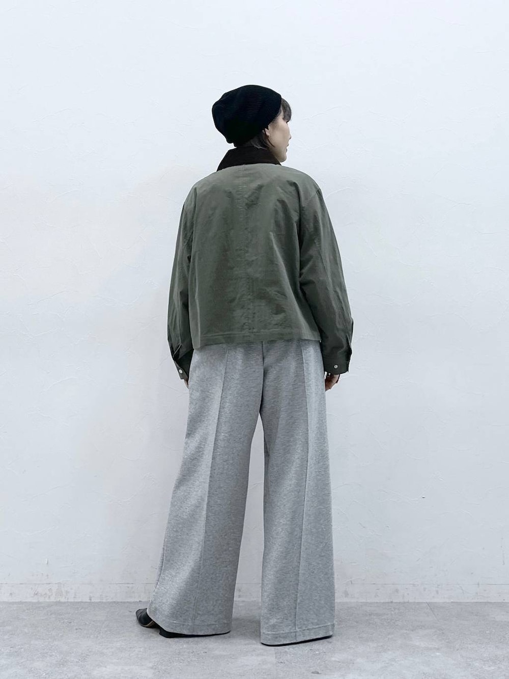 グリーン系のブルゾン、グレー系のスウェットパンツ、ブラック系のニットキャップ/ビーニーを着用したレディースの春コーディネートの6枚目の写真