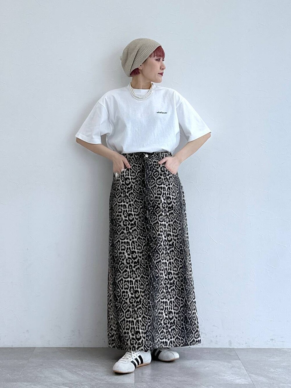 ホワイト系のスニーカー、その他のスカート、ホワイト系のTシャツ/カットソーを着用したレディースの春コーディネートの8枚目の写真