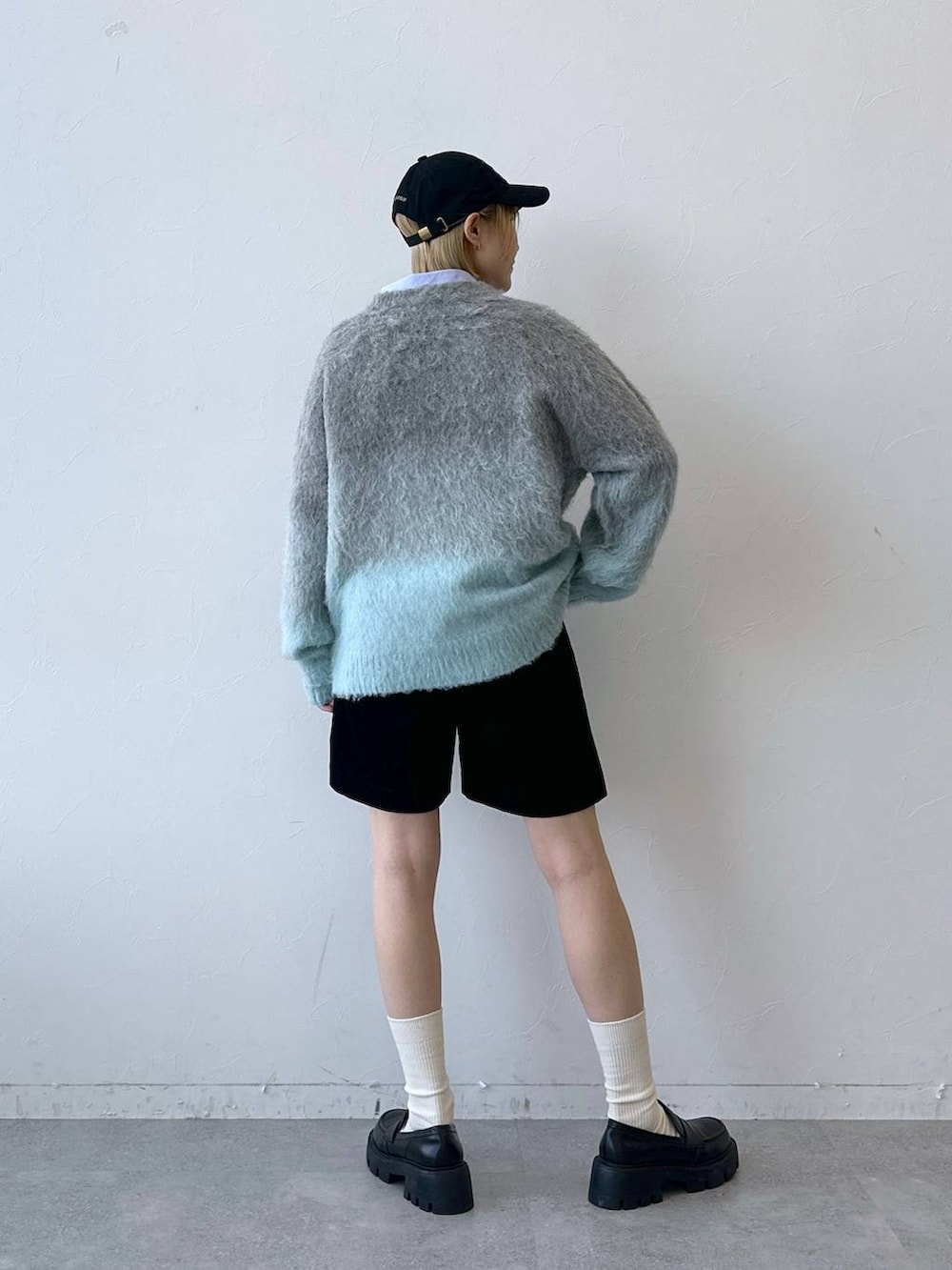 ブラック系のローファー、グレー系のニット/セーター、ブルー系のシャツ/ブラウスを着用したレディースの秋コーディネートの6枚目の写真