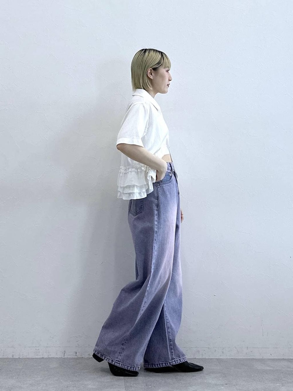 ピンク系のデニムパンツ、ホワイト系のシャツ/ブラウスを着用したレディースの夏コーディネートの4枚目の写真
