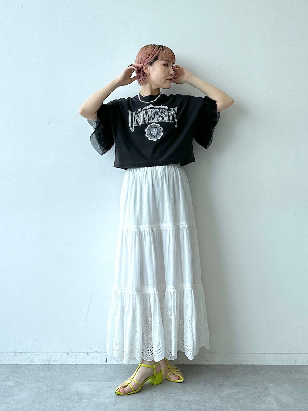 ブラック系のTシャツ/カットソー、ホワイト系のスカートを着用したレディースの春コーディネートの3枚目の写真