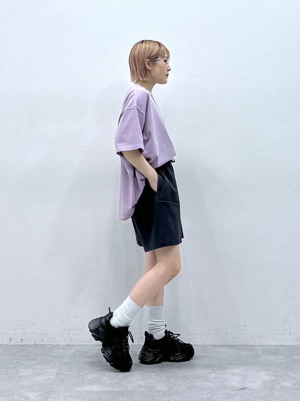 ブラック系のスニーカー、ブルー系のスラックス、ピンク系のTシャツ/カットソーを着用したレディースの春コーディネートの4枚目の写真