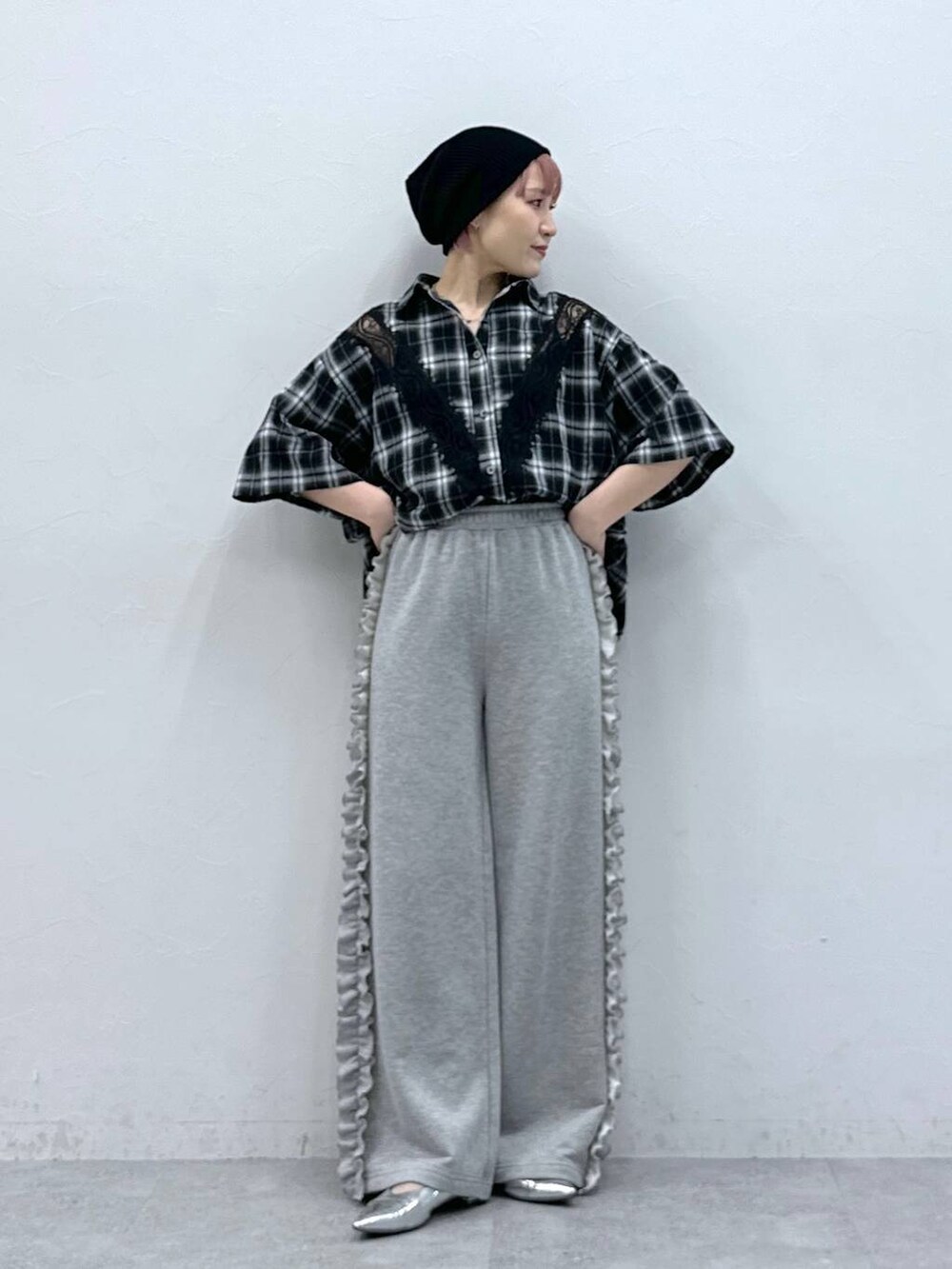 グレー系のスウェットパンツ、ブラック系のシャツ/ブラウス、ブラック系のニットキャップ/ビーニーを着用したレディースの冬コーディネートの3枚目の写真