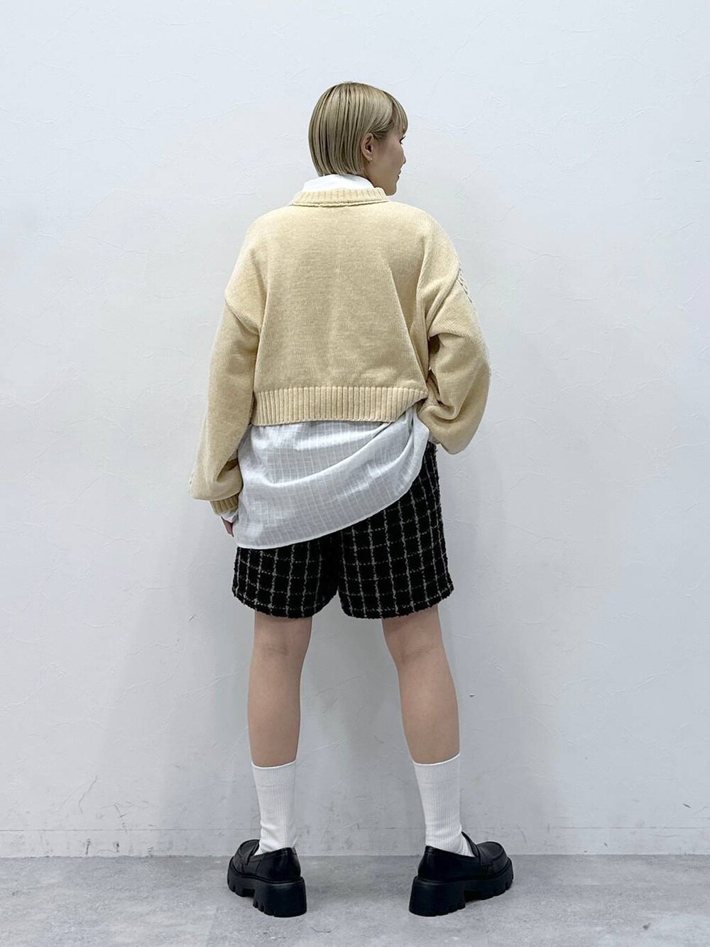 ホワイト系のニット/セーター、ホワイト系のシャツ/ブラウス、ブラウン系のその他パンツを着用したレディースの冬コーディネートの4枚目の写真