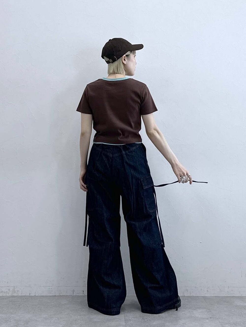 ブルー系のデニムパンツ、ブラウン系のTシャツ/カットソーを着用したレディースの夏コーディネートの5枚目の写真