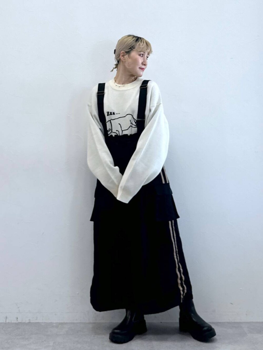 ブラック系のブーツ、その他のヘアピンを着用したレディースの秋コーディネートの2枚目の写真