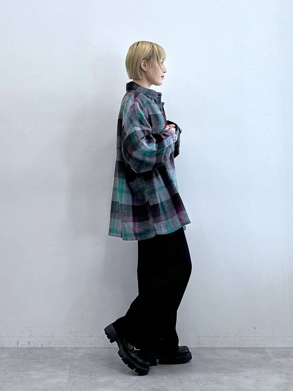 ブラック系のデニムパンツ、その他のローファー、グレー系のシャツ/ブラウスを着用したレディースの秋コーディネートの4枚目の写真