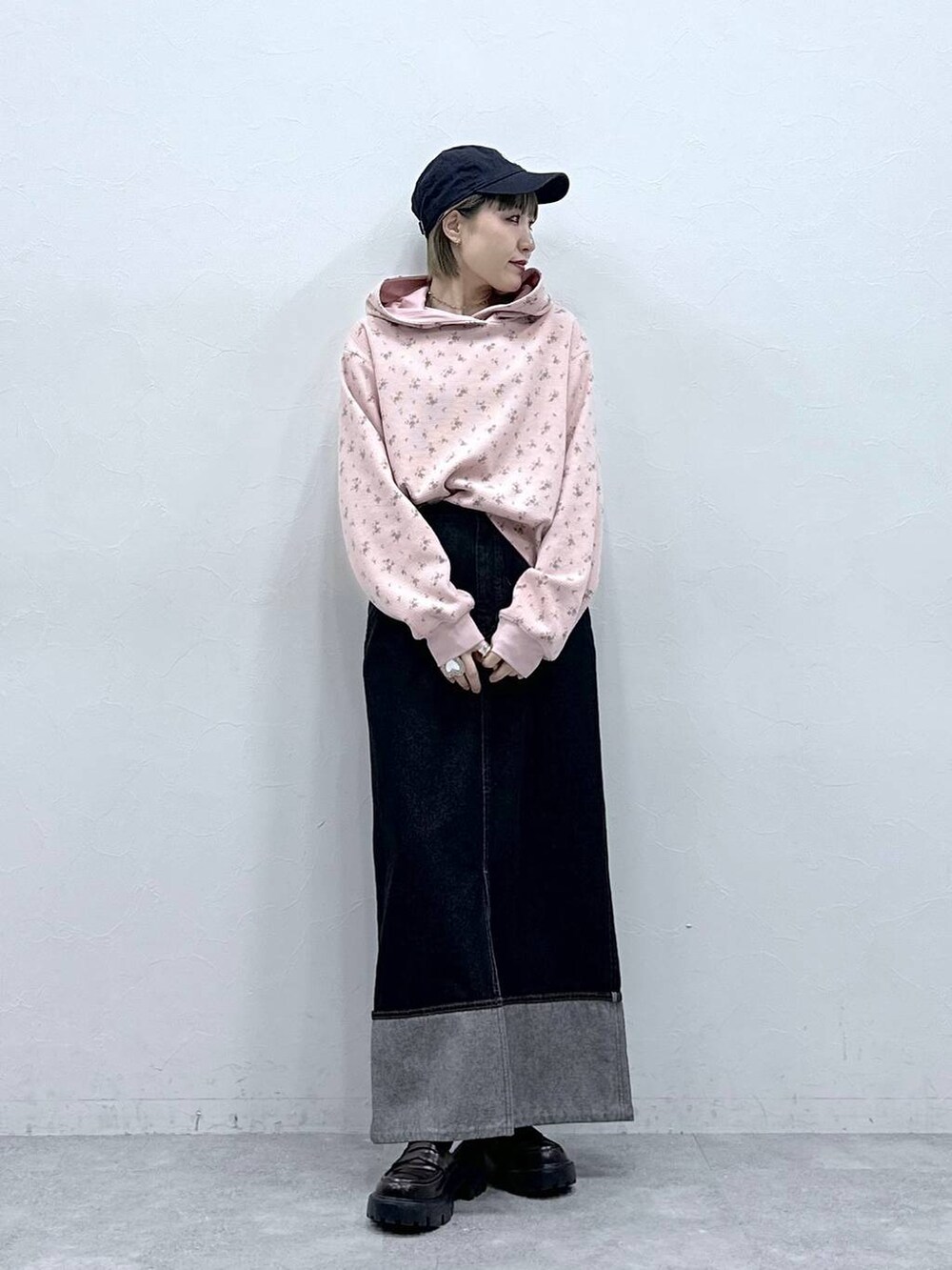 ブラック系のローファー、ピンク系のパーカー、ブラック系のデニムスカートを着用したレディースの冬コーディネートの4枚目の写真