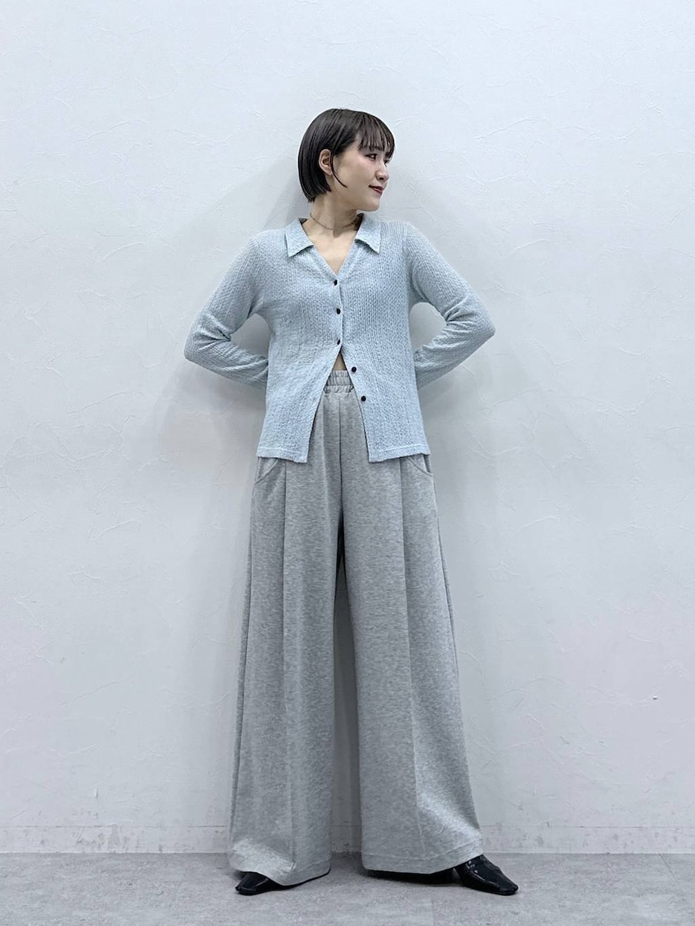 グレー系のスウェットパンツ、ブルー系のカーディガン/ボレロを着用したレディースの春コーディネートの3枚目の写真