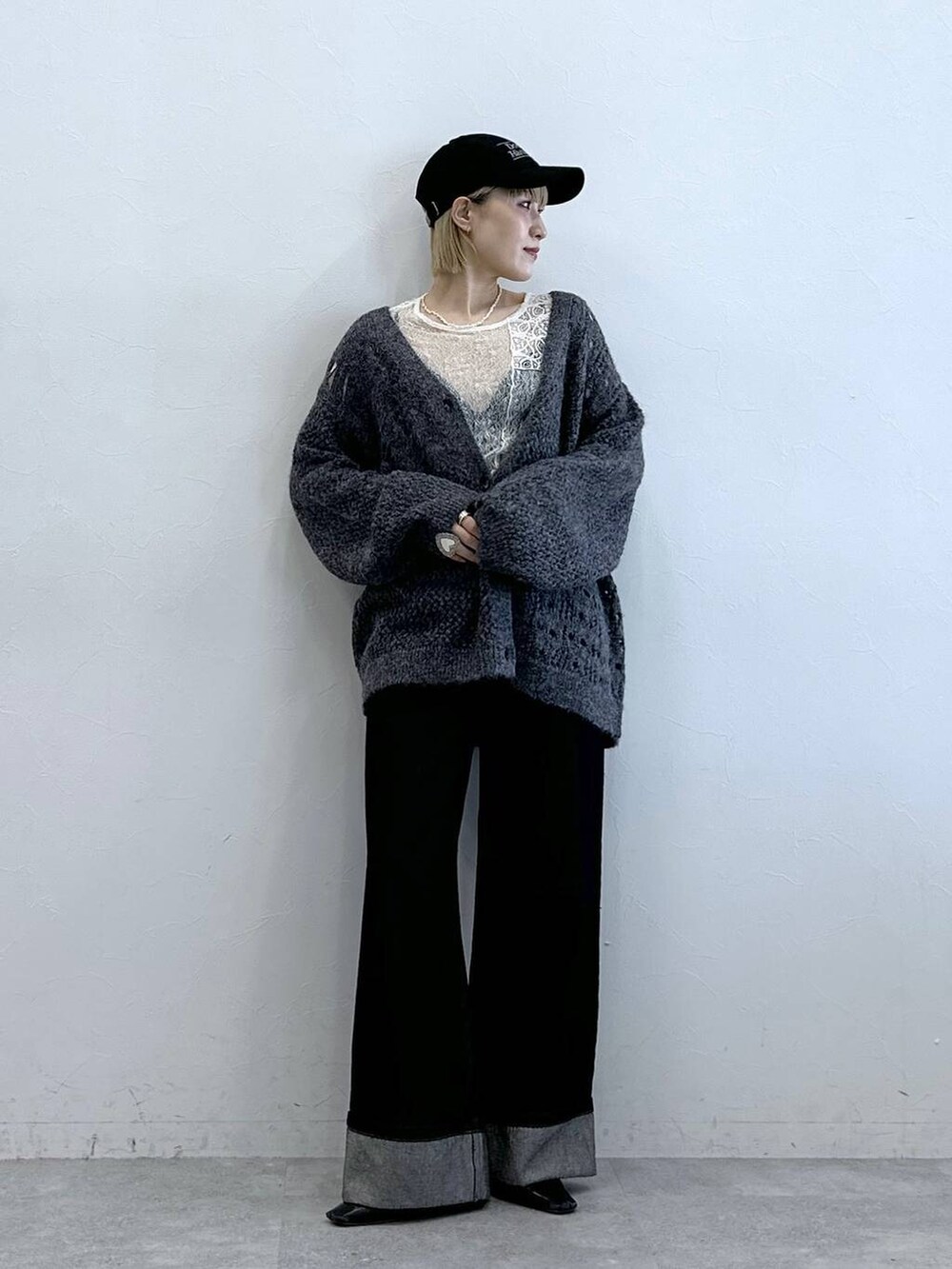 グレー系のカーディガン/ボレロ、ブラック系のデニムパンツ、ホワイト系のTシャツ/カットソーを着用したレディースの夏コーディネートの5枚目の写真