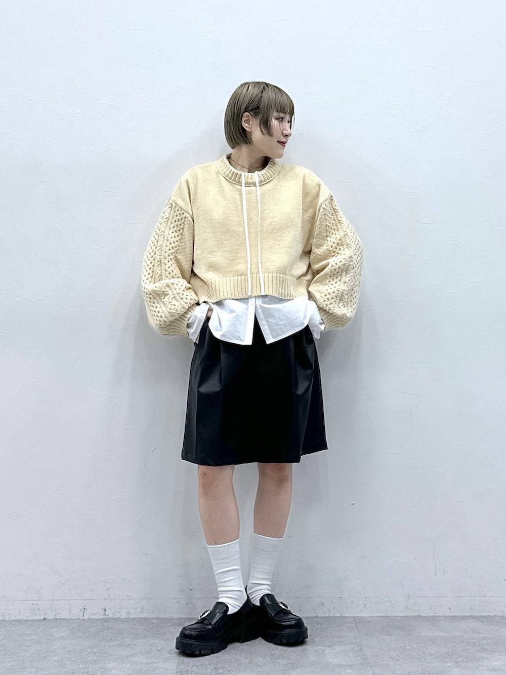 ホワイト系のニット/セーター、その他のローファー、ホワイト系のシャツ/ブラウスを着用したレディースの冬コーディネートの5枚目の写真