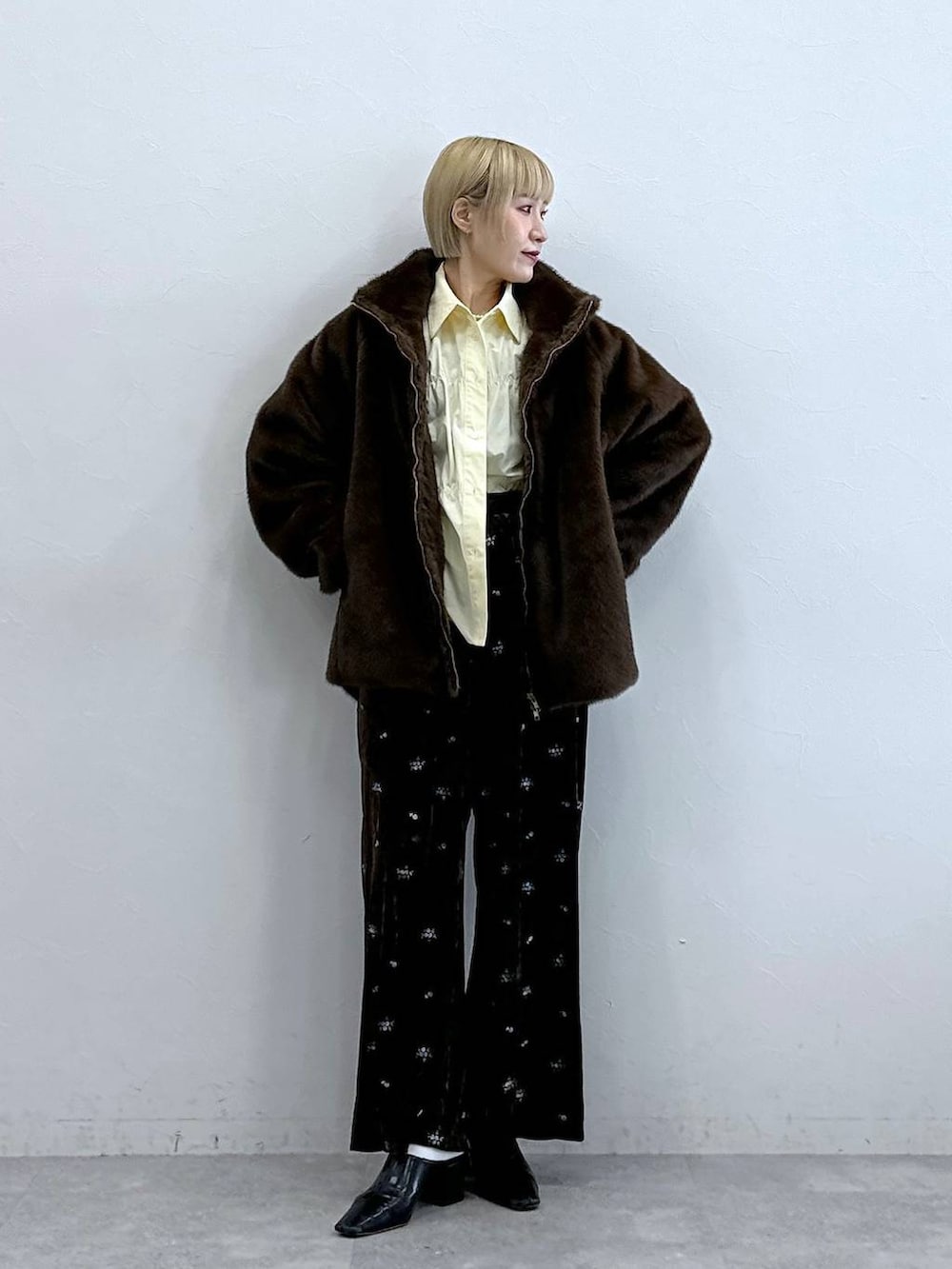 ブラウン系のスウェットパンツ、ブラウン系のブルゾン、イエロー系のシャツ/ブラウスを着用したレディースの秋コーディネートの4枚目の写真