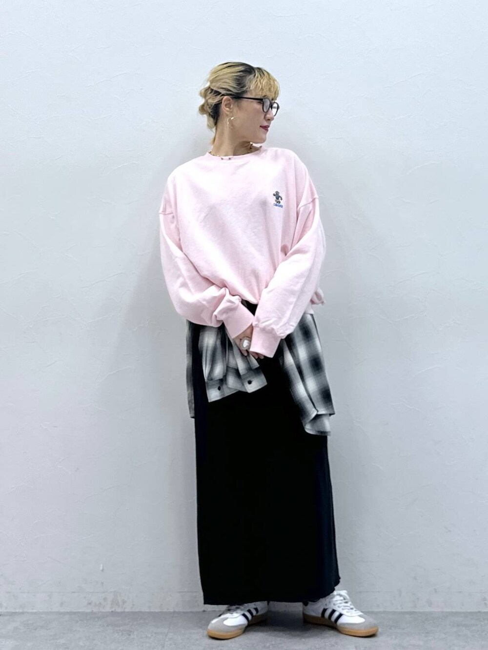 ブラック系のシャツ/ブラウス、ブラック系のスカート、ピンク系のスウェットを着用したレディースの秋コーディネートの2枚目の写真