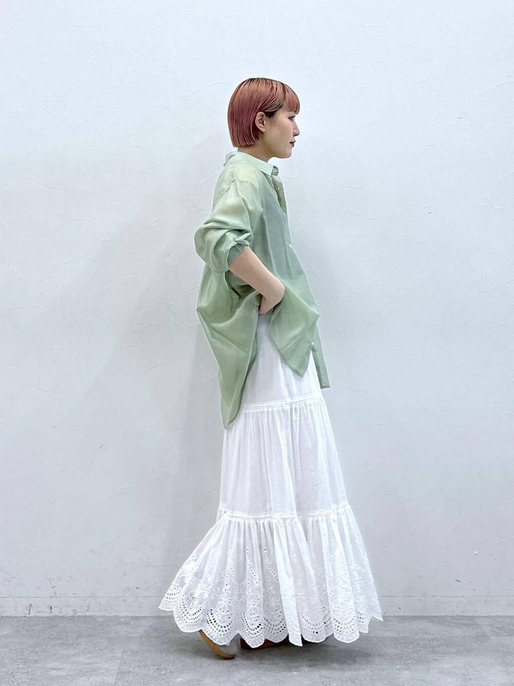 ホワイト系のスカート、グリーン系のシャツ/ブラウスを着用したレディースの春コーディネートの5枚目の写真