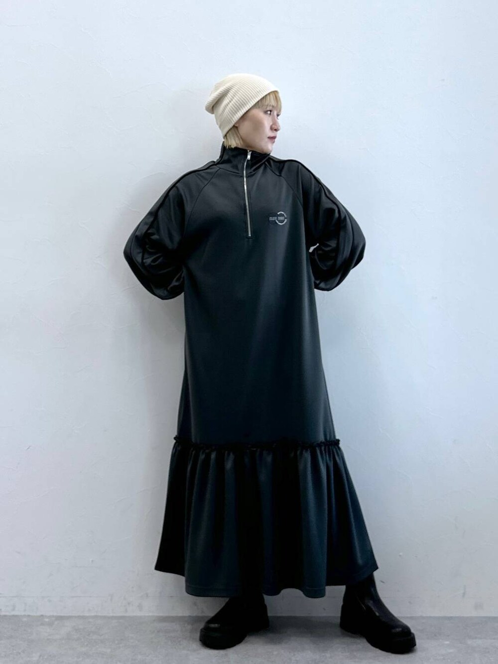 ブラック系のブーツ、グレー系のワンピースを着用したレディースの夏コーディネートの2枚目の写真