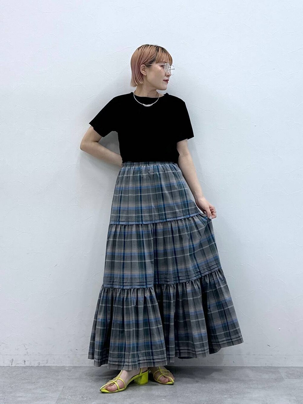 ブラック系のTシャツ/カットソー、シルバー系のネックレス、ブラック系のメガネを着用したレディースの春コーディネートの5枚目の写真