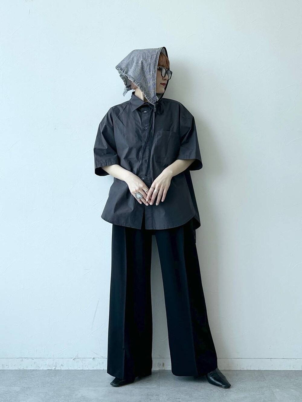 ブラック系のスラックス、グレー系のシャツ/ブラウス、グレー系のメガネを着用したレディースの夏コーディネートの3枚目の写真