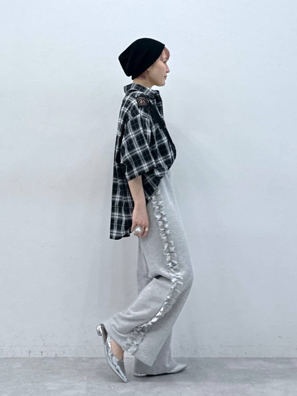 グレー系のスウェットパンツ、ブラック系のシャツ/ブラウス、ブラック系のニットキャップ/ビーニーを着用したレディースの冬コーディネートの4枚目の写真