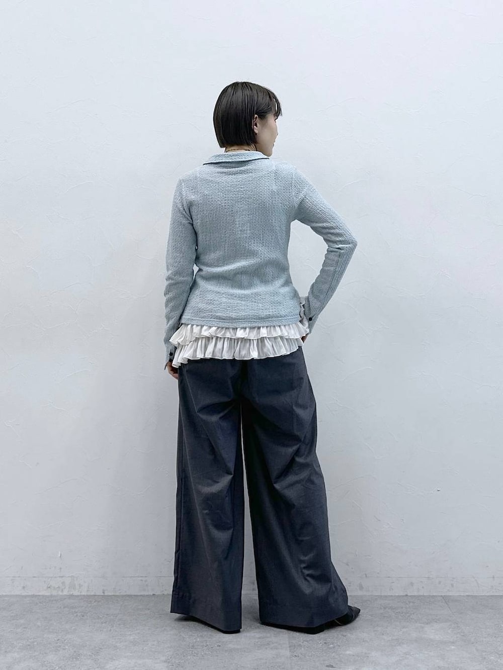 ホワイト系のキャミソール、グレー系のスラックス、ブルー系のカーディガン/ボレロを着用したレディースの春コーディネートの7枚目の写真