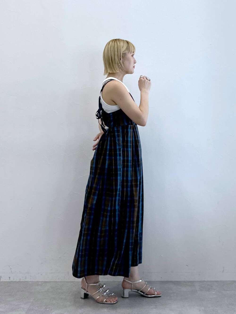 ブルー系のワンピース、シルバー系のサンダルを着用したレディースの夏コーディネートの3枚目の写真