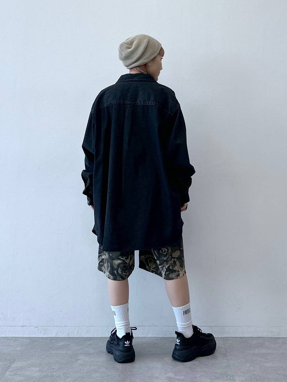 「RAGEBLUEの【UNISEX】 overdyed denim loose shirt/選べる着丈/Wジップオーバーダイ加工デニムルーズシャツ（シャツ/ブラウス、ブラック系）」を使った、たけおさん（レディース・157cm）の春コーディネートの5枚目の写真