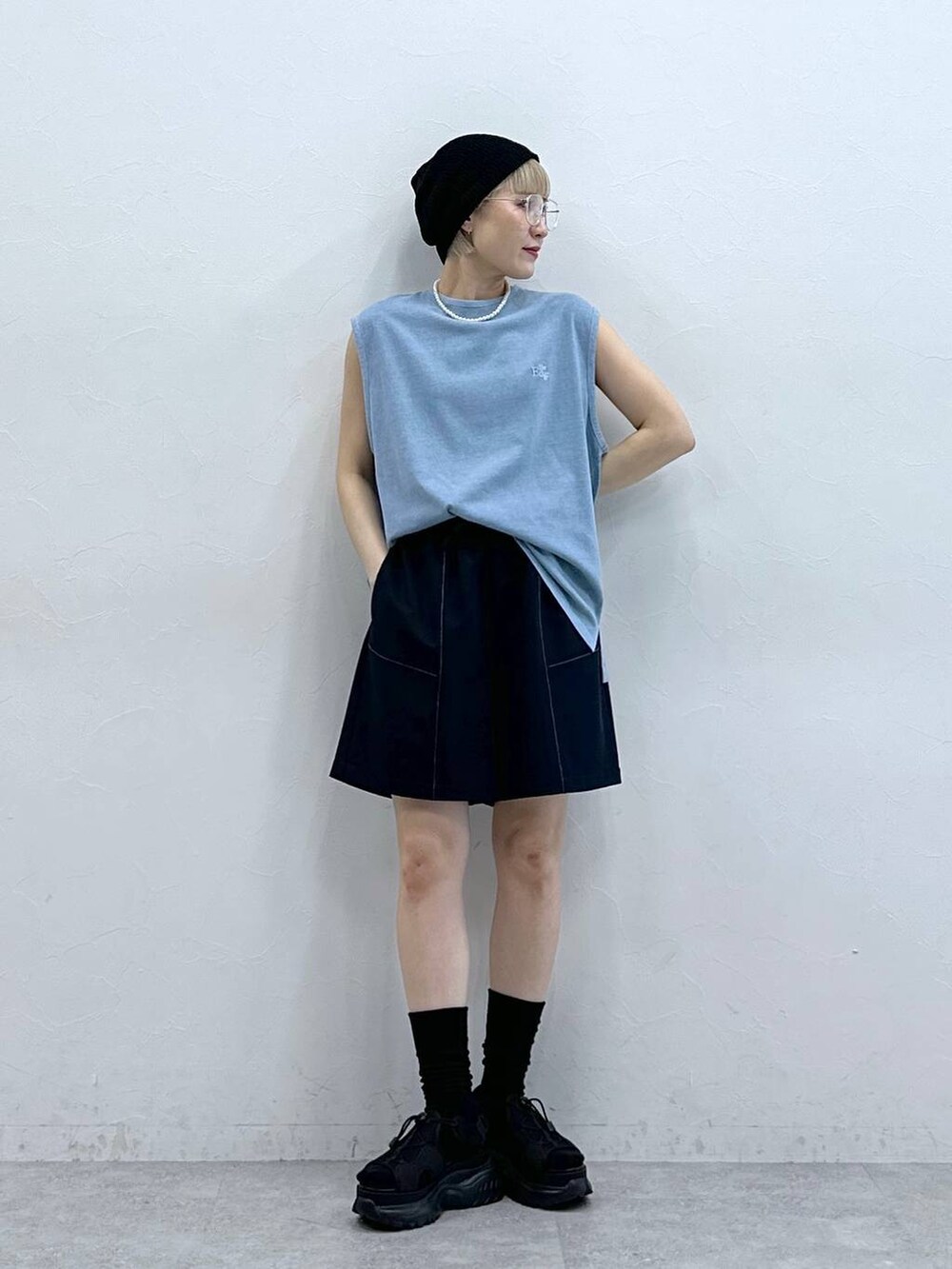 ブルー系のスラックス、ブラック系のサンダル、ブルー系のTシャツ/カットソーを着用したレディースの夏コーディネートの4枚目の写真