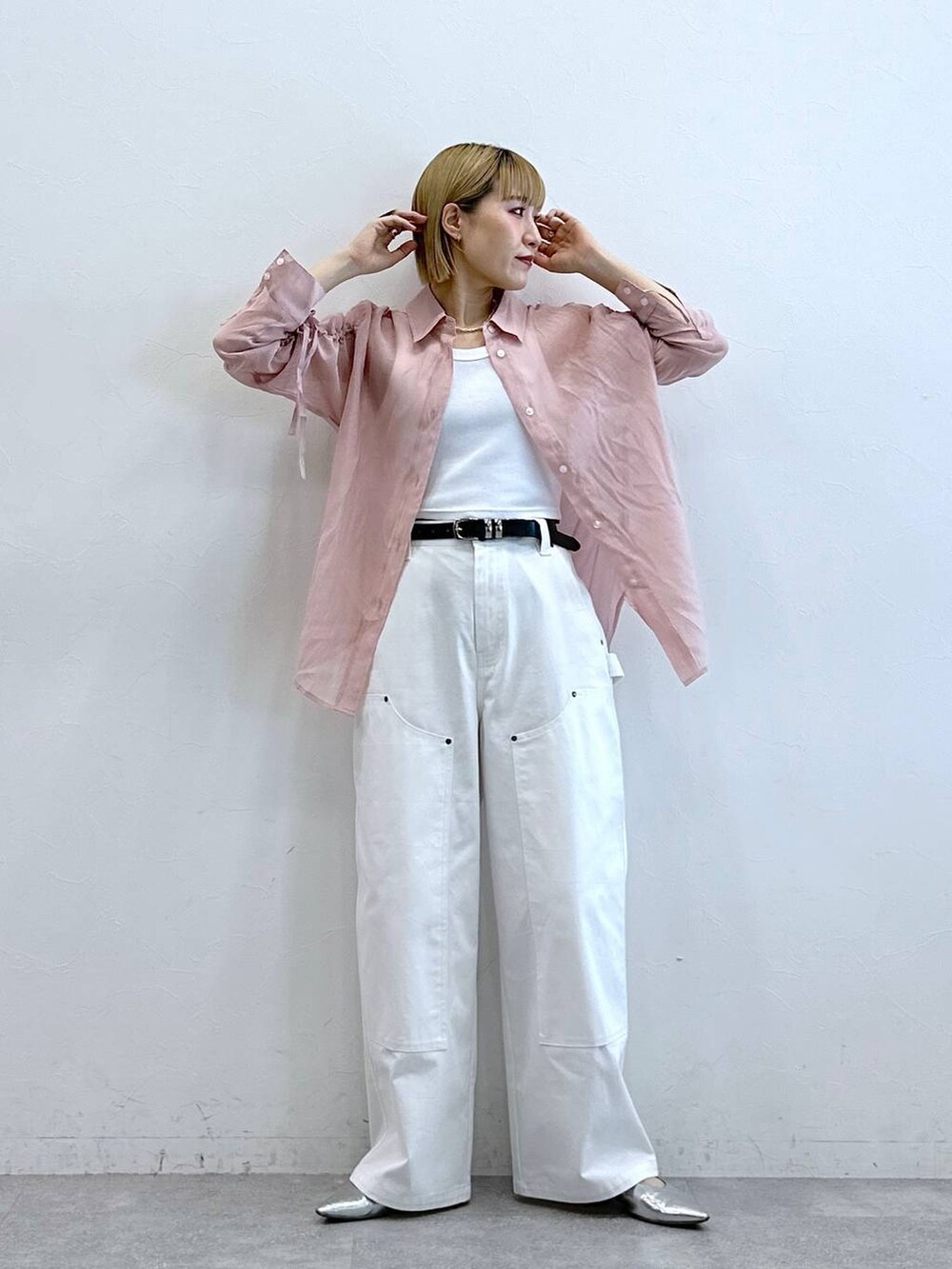 ピンク系のシャツ/ブラウス、ホワイト系のチノパンツを着用したレディースの夏コーディネートの2枚目の写真