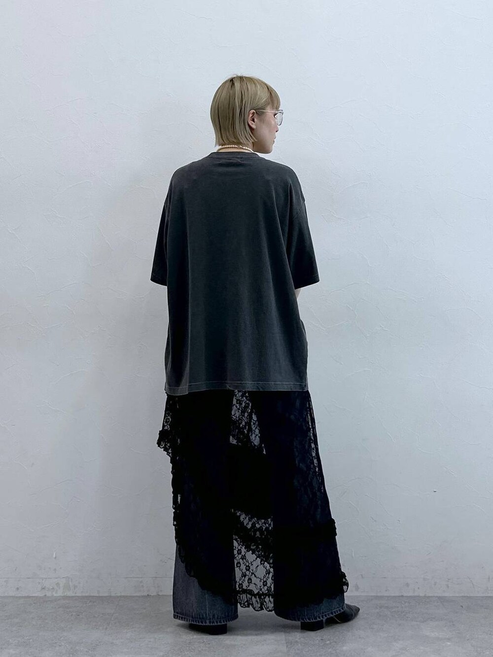 ブラック系のTシャツ/カットソー、グレー系のデニムパンツ、ブラック系のワンピースを着用したレディースの夏コーディネートの5枚目の写真