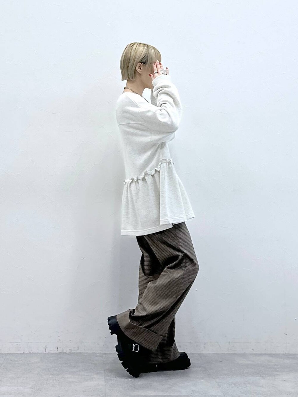 その他のローファー、ブラウン系のスラックス、グレー系のTシャツ/カットソーを着用したレディースの秋コーディネートの5枚目の写真