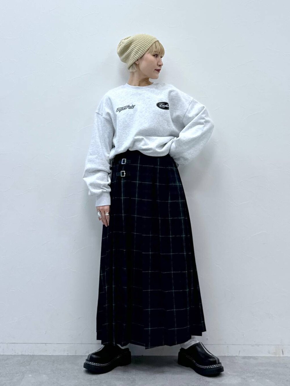 ブラック系のローファー、グレー系のスウェット、ベージュ系のハンチング/ベレー帽を着用したレディースの冬コーディネートの5枚目の写真