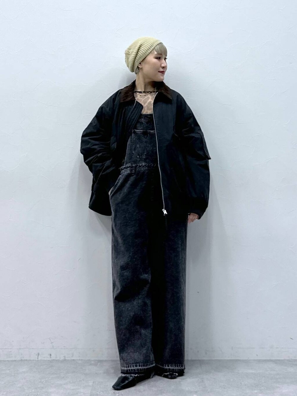 その他のTシャツ/カットソー、ブラック系のサロペット/オーバーオール、ブラック系のブルゾンを着用したレディースの秋コーディネートの6枚目の写真