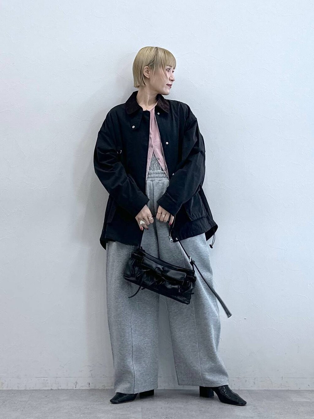 ホワイト系のTシャツ/カットソー、ブルー系のカーディガン/ボレロ、ブラック系のブルゾンを着用したレディースの秋コーディネートの2枚目の写真