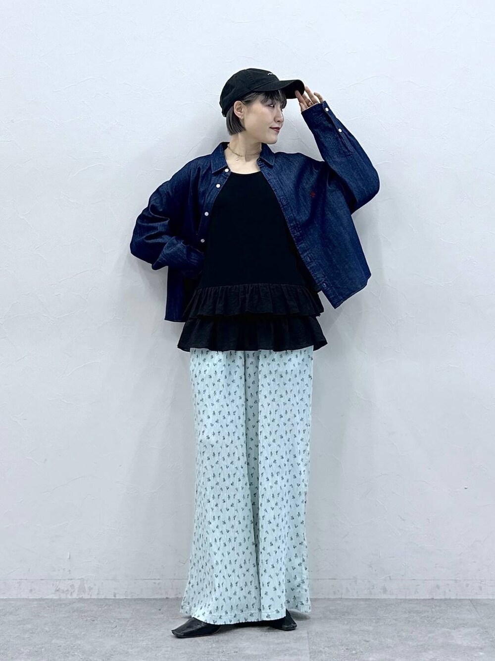 ブルー系のシャツ/ブラウス、ブルー系のスラックス、グレー系のタンクトップを着用したレディースの春コーディネートの3枚目の写真